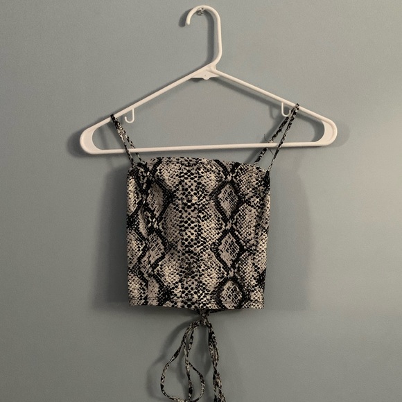 snake print lace up crop top - Picture 3 of 8